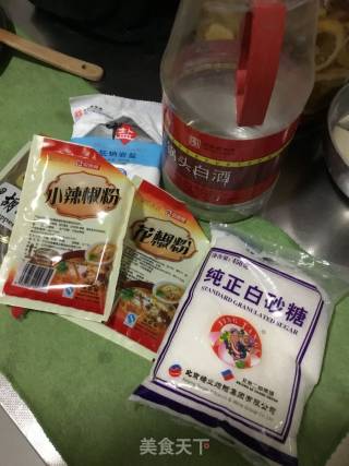 麻辣风味腊肠的做法步骤：2
