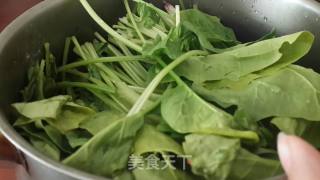 鸡蛋菠菜粉丝汤的做法步骤：1