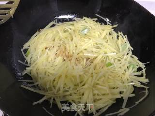 “鸡蛋美食”土豆丝炒鸡蛋的做法步骤：9