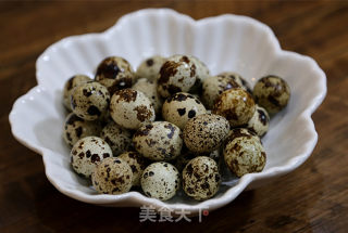 鹌鹑蛋红烧肉的做法步骤：2