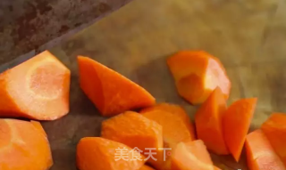 潮音潮人：胡萝卜荸荠猪骨汤的做法步骤：1