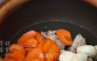 潮音潮人：胡萝卜荸荠猪骨汤的做法步骤：5