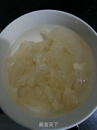 银耳小米粥的做法步骤：1