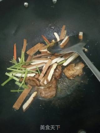 芹菜肉丝香干的做法步骤：6