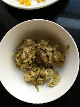 ”花样美食 ”槐花玉米肉饺的做法步骤：3
