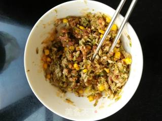 ”花样美食 ”槐花玉米肉饺的做法步骤：4