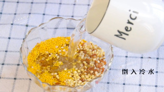 蛋黄蔬菜粥的做法步骤：2