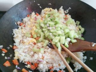 鸡蛋美食   黄瓜蛋炒饭的做法步骤：9
