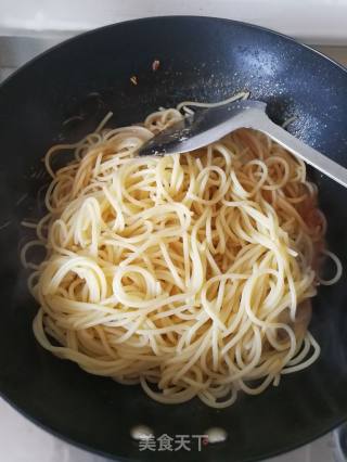 茄汁金枪鱼炒意大利面的做法步骤：4