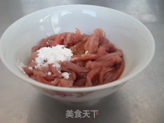 猪肉丝炒胡萝卜的做法步骤：2