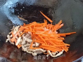 猪肉丝炒胡萝卜的做法步骤：8