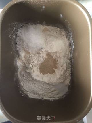 草莓软欧包的做法步骤：1