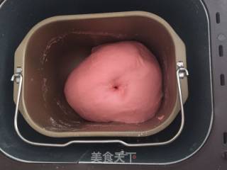 草莓软欧包的做法步骤：4