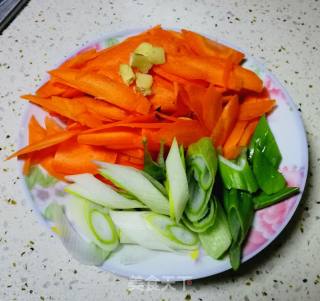 胡萝卜炒大葱的做法步骤：1