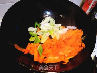 胡萝卜炒大葱的做法步骤：3
