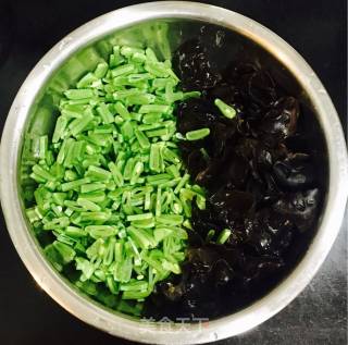 豆角打卤面的做法步骤：1