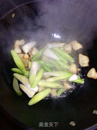 腊肉炒蒜叶的做法步骤：3