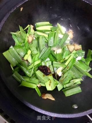 腊肉炒蒜叶的做法步骤：4