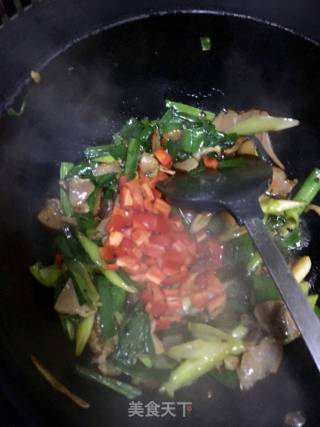 腊肉炒蒜叶的做法步骤：5