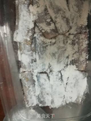 红烧带鱼的做法步骤：2