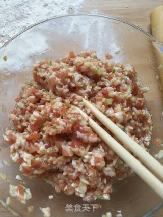 五花肉马蹄饺子的做法步骤：2