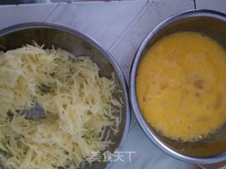土豆鸡蛋饼的做法步骤：1