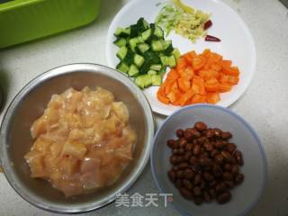 宫保鸡丁的做法步骤：1