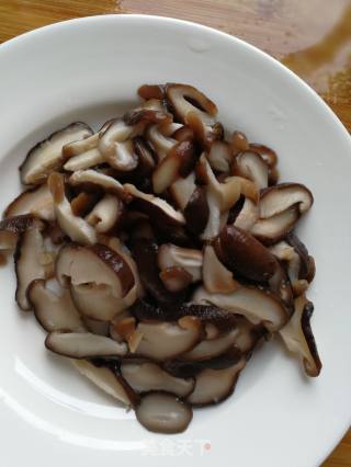香菇炒鸡蛋的做法步骤：2
