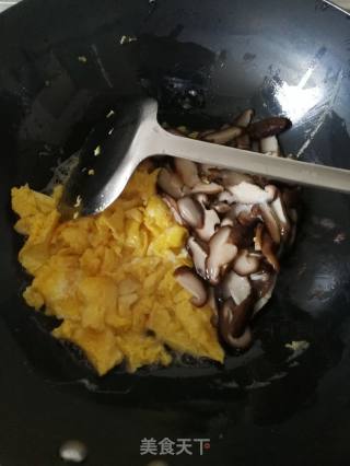 香菇炒鸡蛋的做法步骤：3