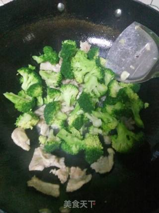 西兰花炒肉的做法步骤：4