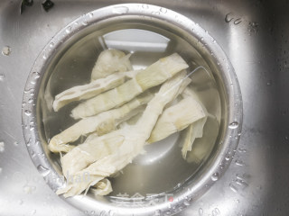 茶笋炒肉丝的做法步骤：1