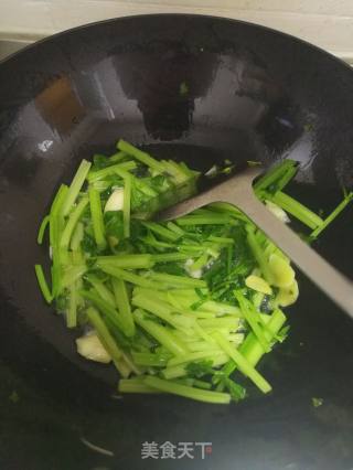 芹菜炒金针菇的做法步骤：3