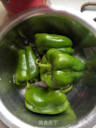 菜椒炒肉的做法步骤：1