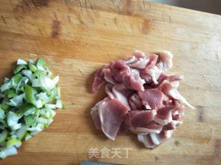 菜椒炒肉的做法步骤：4