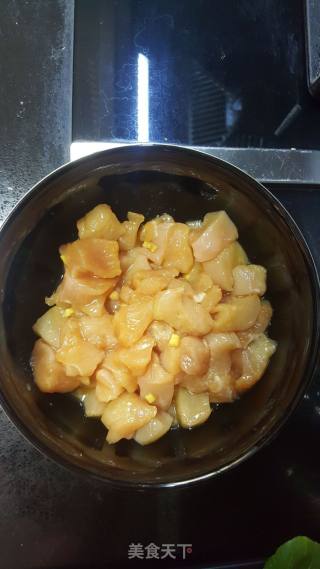 红黄绿鸡丁的做法步骤：1