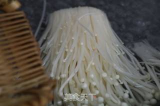 五彩金针菇卷的做法步骤：3