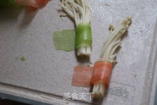 五彩金针菇卷的做法步骤：4