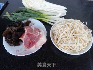 三鲜砂锅焖面的做法步骤：1