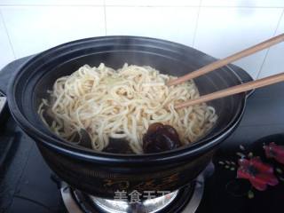 三鲜砂锅焖面的做法步骤：8