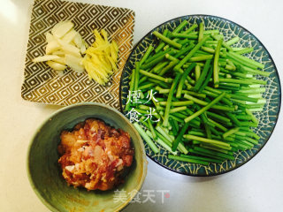 蒜苔炒肉的做法步骤：2