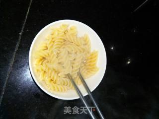 土豆鸡蛋拌意面的做法步骤：1