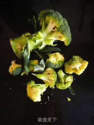 #鸡蛋美食#鸡蛋炒西兰花的做法步骤：1