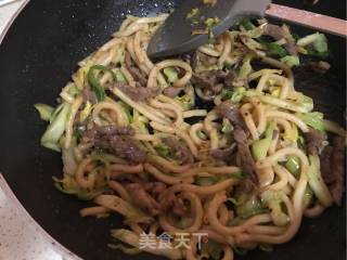 牛柳炒乌冬的做法步骤：8