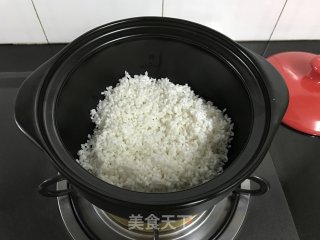 砂锅腊肠煲仔饭的做法步骤：3