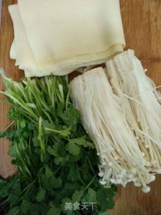 #妈妈的味道#――干豆腐香菜金针菇卷的做法步骤：1