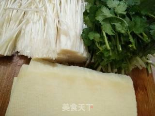 #妈妈的味道#――干豆腐香菜金针菇卷的做法步骤：2