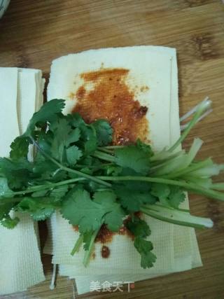 #妈妈的味道#――干豆腐香菜金针菇卷的做法步骤：5
