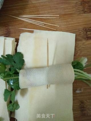 #妈妈的味道#――干豆腐香菜金针菇卷的做法步骤：6