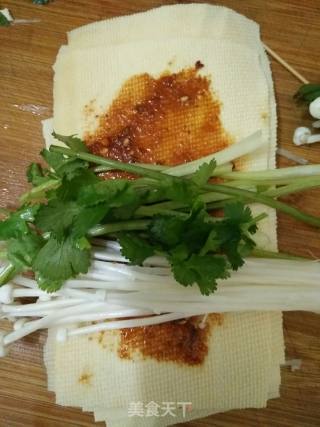 #妈妈的味道#――干豆腐香菜金针菇卷的做法步骤：8