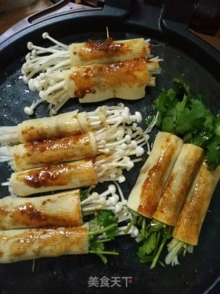 #妈妈的味道#――干豆腐香菜金针菇卷的做法步骤：11